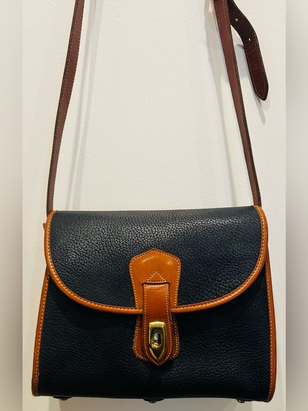 DOONEY & BURKE VINTAGE All Weather Leather Arrowhead Essex Midnight Blue Bag